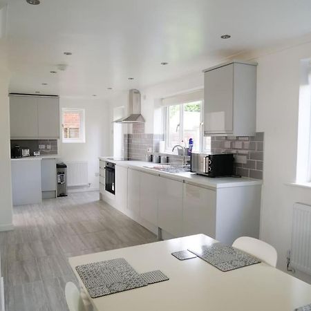Cosy Four Bed Property With En-Suite Near To Nec Birmingham Airport And The City Exterior photo